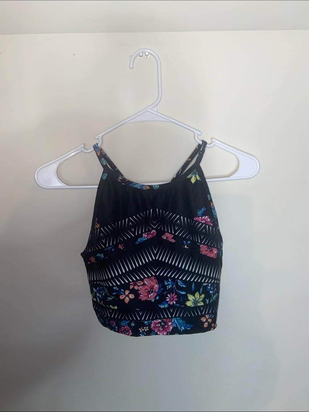 Betsy Johnson Black Floral High-Neck Sports Crop Top w/ built in bra Size S